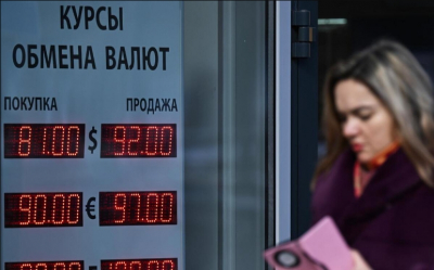 ЦБ опустил официальный курс доллара ниже 81 рубля