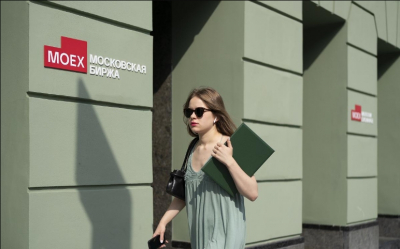 Индекс Мосбиржи снизился на фоне решения ЦБ о снижении ставки до 17%